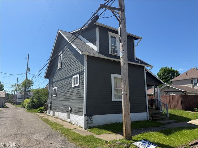 128 W 8th Street, Uhrichsville, OH 44683