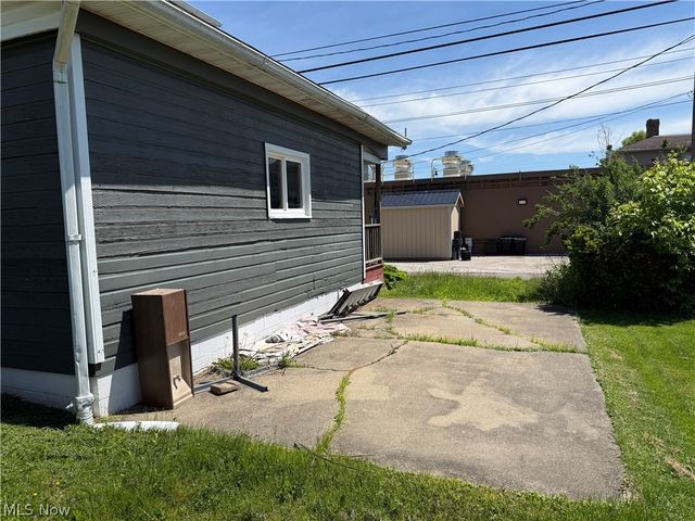 128 W 8th Street, Uhrichsville, OH 44683