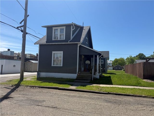 128 W 8th Street, Uhrichsville, OH 44683