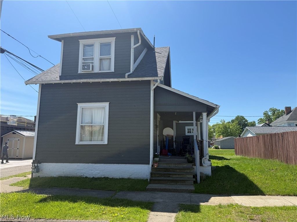 128 W 8th Street, Uhrichsville, OH 44683