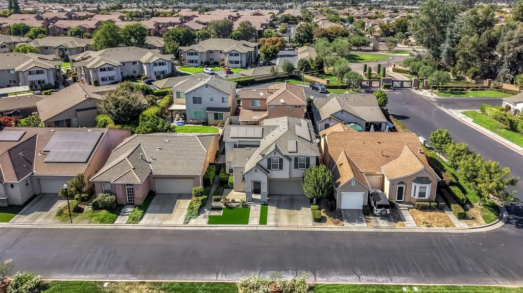 Image 12 of property listing at 5557 N Citrus Lane, Fresno, CA 93711