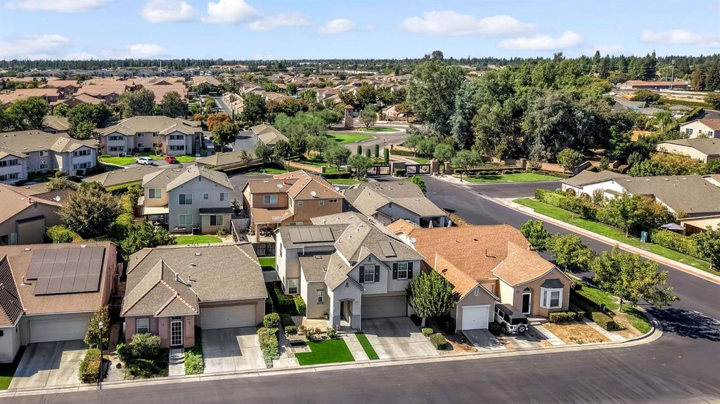 Image 13 of property listing at 5557 N Citrus Lane, Fresno, CA 93711