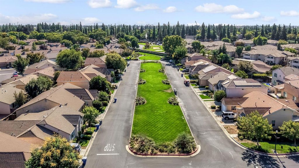 Image 17 of property listing at 5557 N Citrus Lane, Fresno, CA 93711