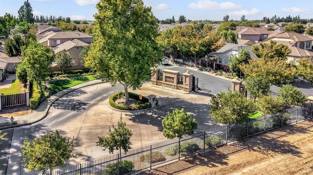 Image 19 of property listing at 5557 N Citrus Lane, Fresno, CA 93711
