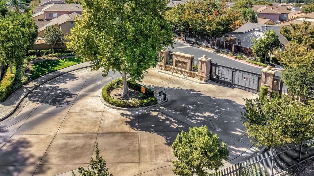 Image 20 of property listing at 5557 N Citrus Lane, Fresno, CA 93711