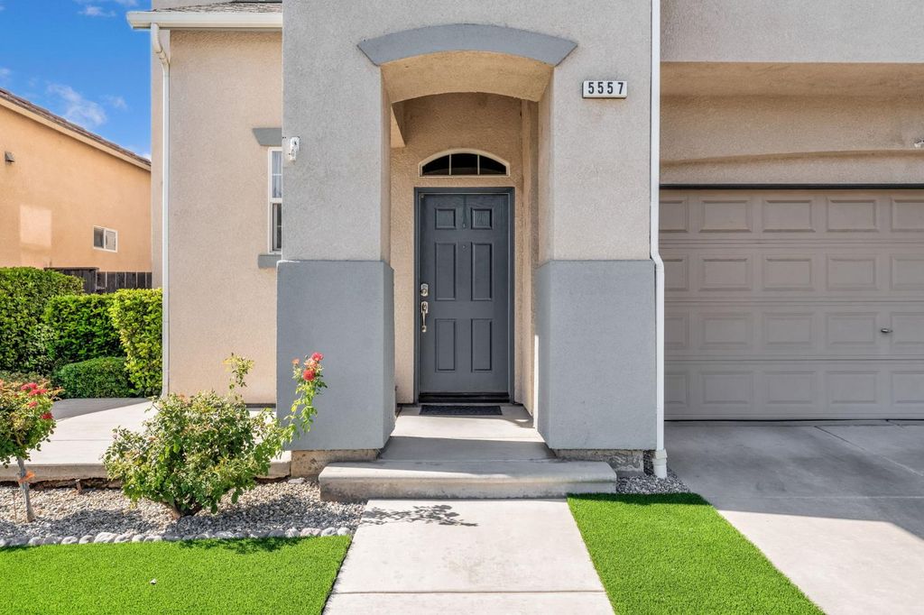 Image 4 of property listing at 5557 N Citrus Lane, Fresno, CA 93711