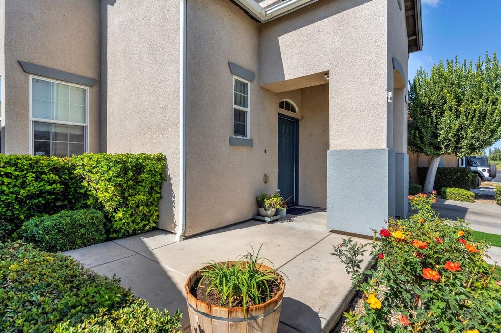 Image 5 of property listing at 5557 N Citrus Lane, Fresno, CA 93711
