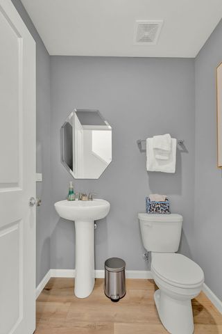 5904 Hawkweed Drive 07402, Naperville, IL 60564