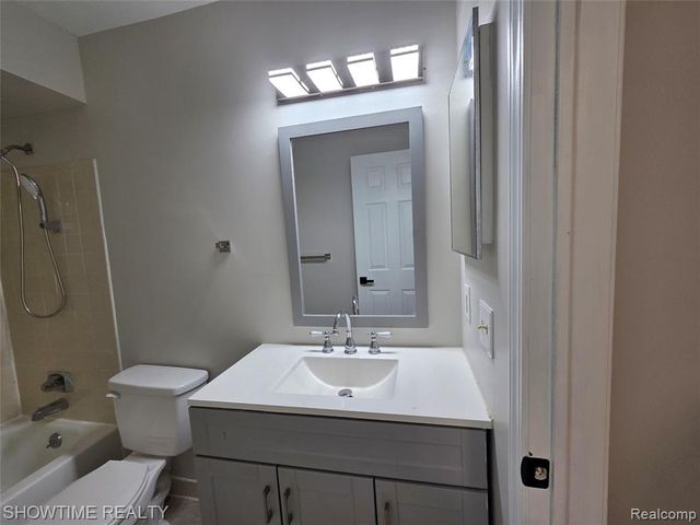 43441 Cape Drive, Sterling Heights, MI 48313