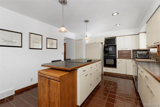 9801 Gibbs Road, Clarkston, MI 48348