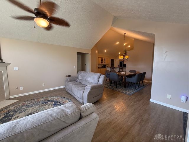 2047 Wentworth Village Drive, Bellbrook, OH 45305