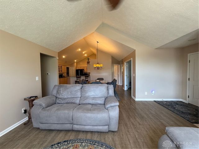 2047 Wentworth Village Drive, Bellbrook, OH 45305