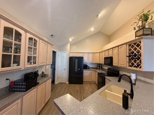 2047 Wentworth Village Drive, Bellbrook, OH 45305