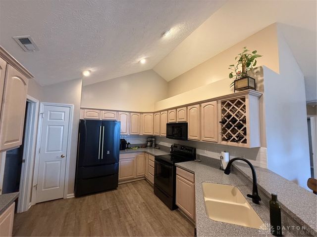 2047 Wentworth Village Drive, Bellbrook, OH 45305