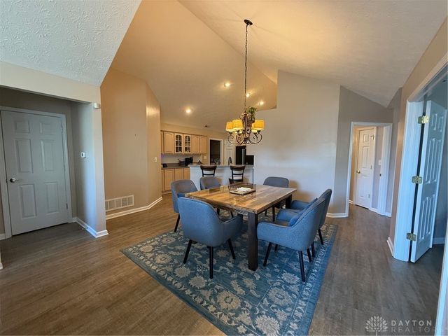 2047 Wentworth Village Drive, Bellbrook, OH 45305