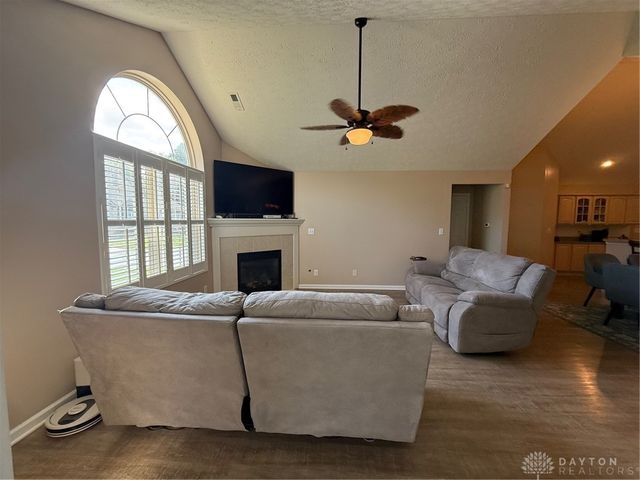 2047 Wentworth Village Drive, Bellbrook, OH 45305