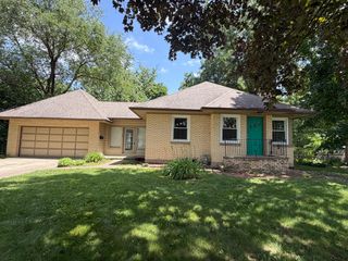 150 Woodland Road, Libertyville, IL 60048