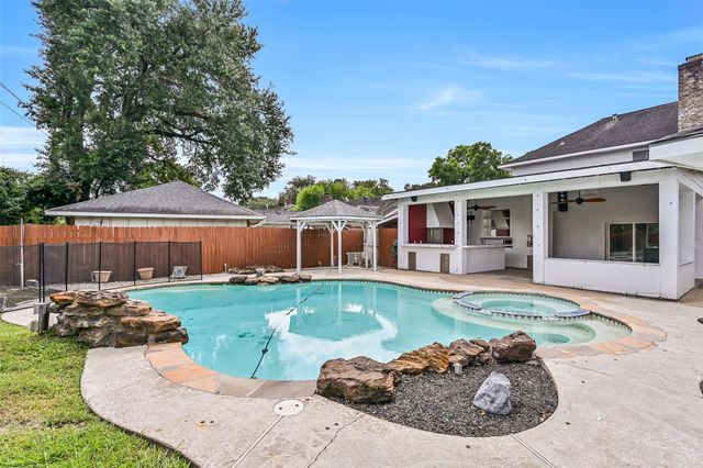 9322 Petersham Drive, Houston, TX 77031