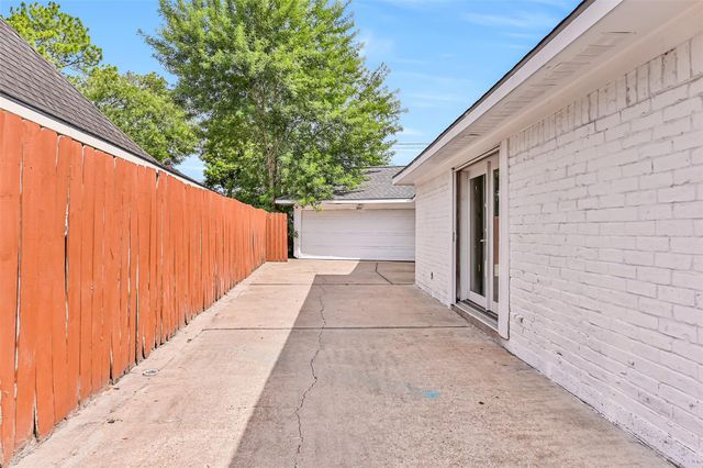 9322 Petersham Drive, Houston, TX 77031