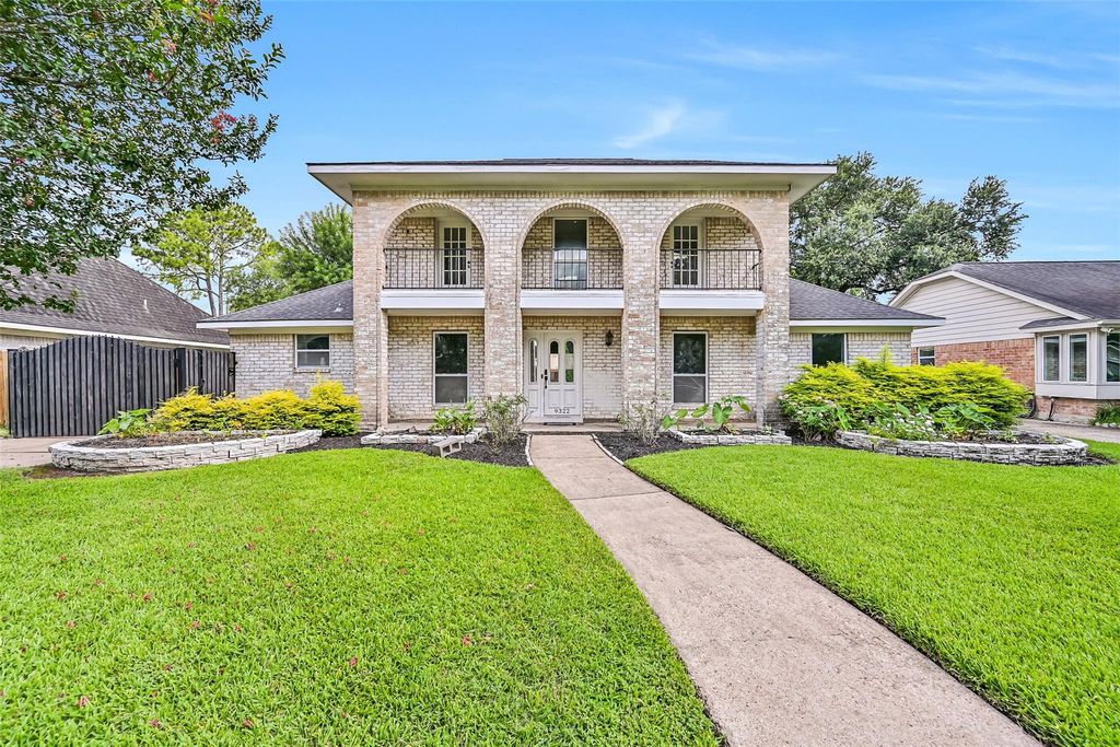 9322 Petersham Drive, Houston, TX 77031