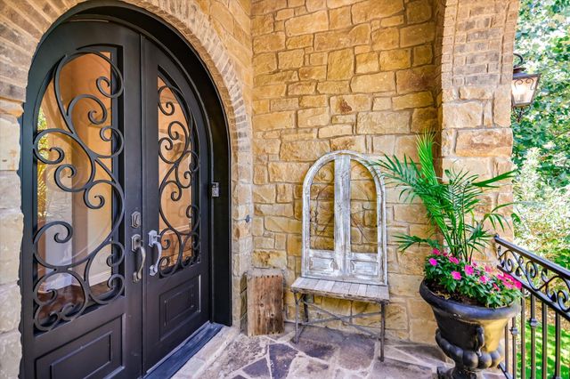 1402 Barclay DR E, Austin, TX 78746