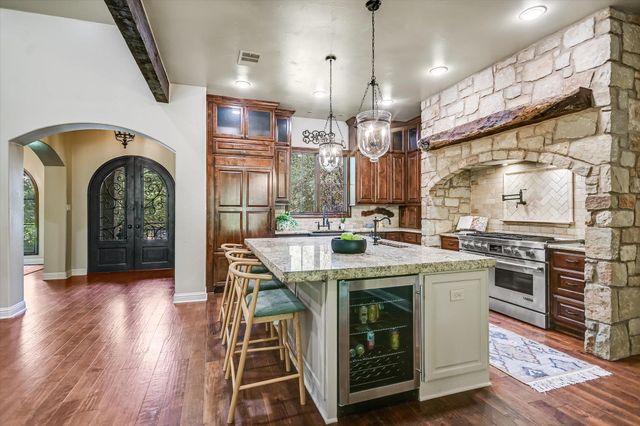 1402 Barclay DR E, Austin, TX 78746