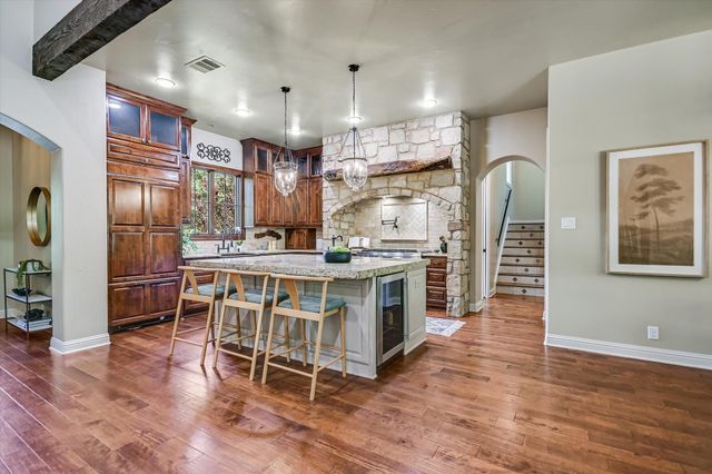 1402 Barclay DR E, Austin, TX 78746