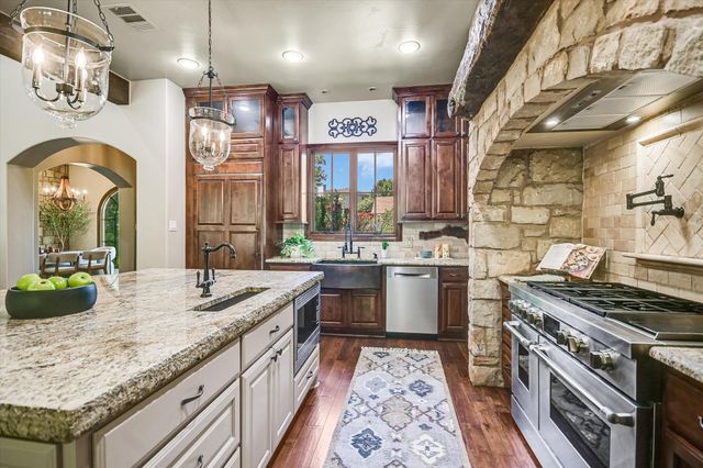 1402 Barclay DR E, Austin, TX 78746