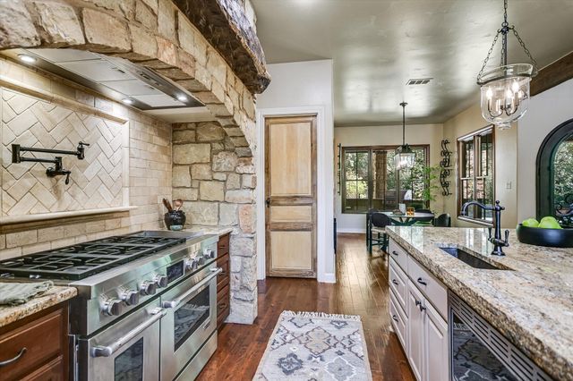 1402 Barclay DR E, Austin, TX 78746