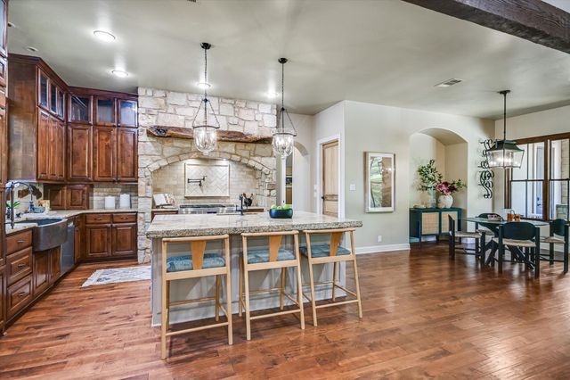 1402 Barclay DR E, Austin, TX 78746