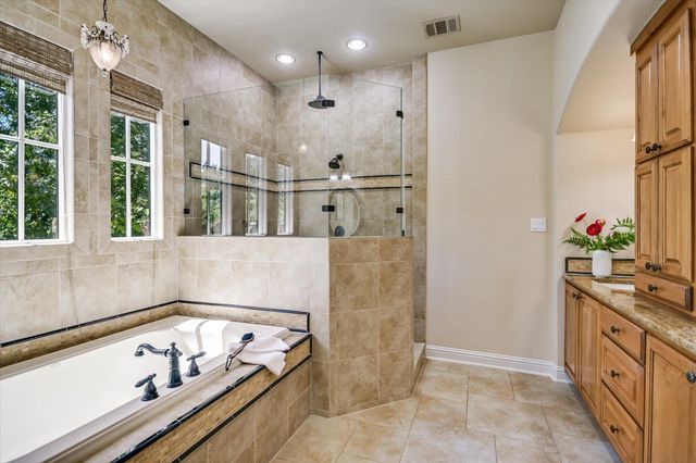 1402 Barclay DR E, Austin, TX 78746