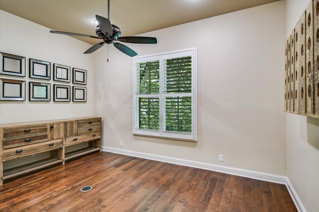 1402 Barclay DR E, Austin, TX 78746