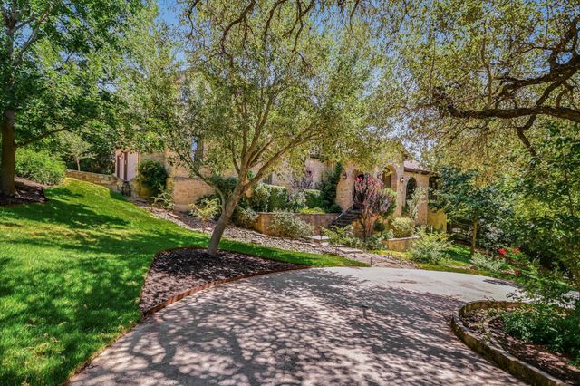 1402 Barclay DR E, Austin, TX 78746