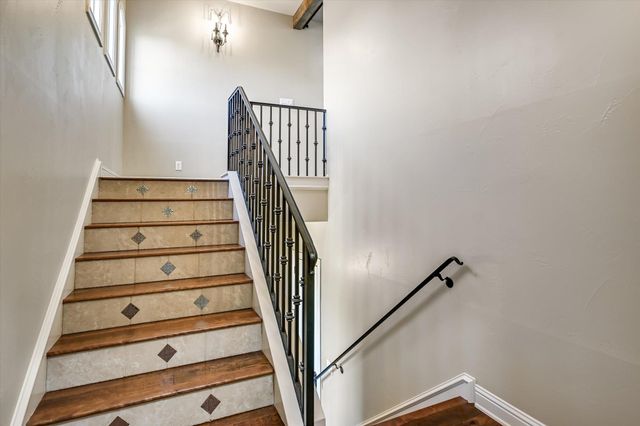 1402 Barclay DR E, Austin, TX 78746