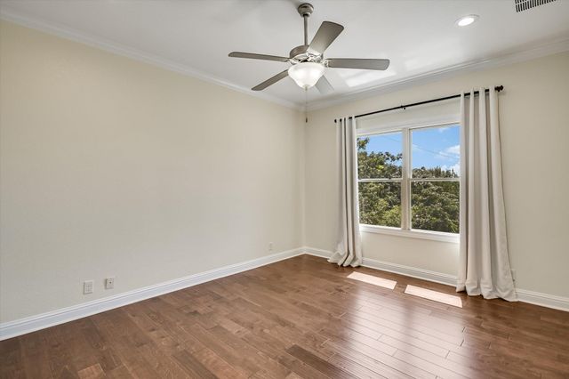 1402 Barclay DR E, Austin, TX 78746
