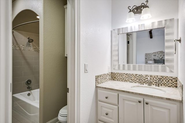 1402 Barclay DR E, Austin, TX 78746