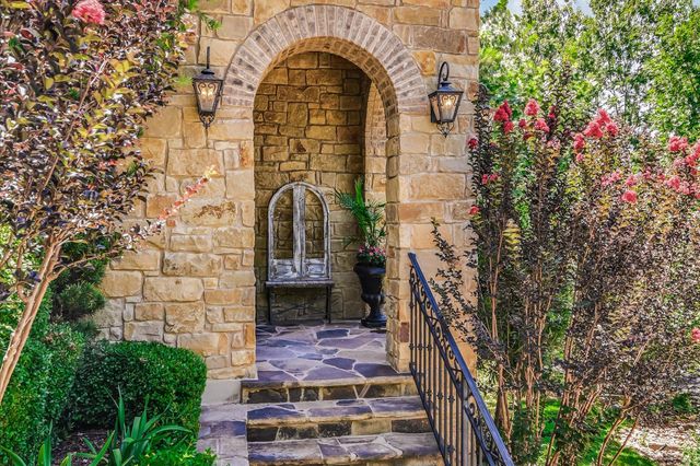1402 Barclay DR E, Austin, TX 78746