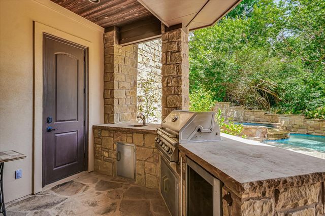 1402 Barclay DR E, Austin, TX 78746