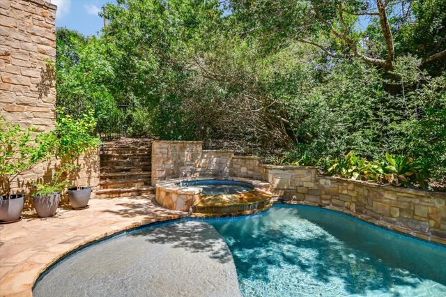 1402 Barclay DR E, Austin, TX 78746