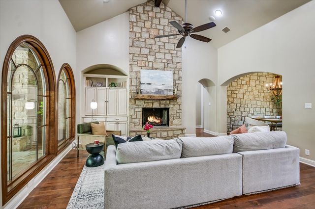 1402 Barclay DR E, Austin, TX 78746