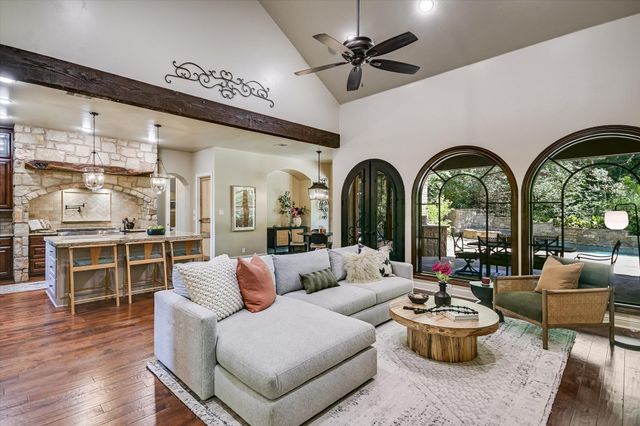 1402 Barclay DR E, Austin, TX 78746