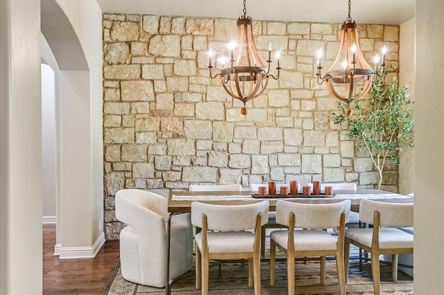 1402 Barclay DR E, Austin, TX 78746