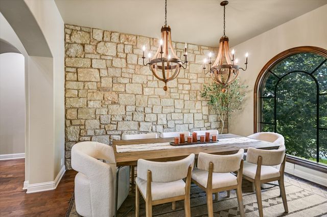 1402 Barclay DR E, Austin, TX 78746