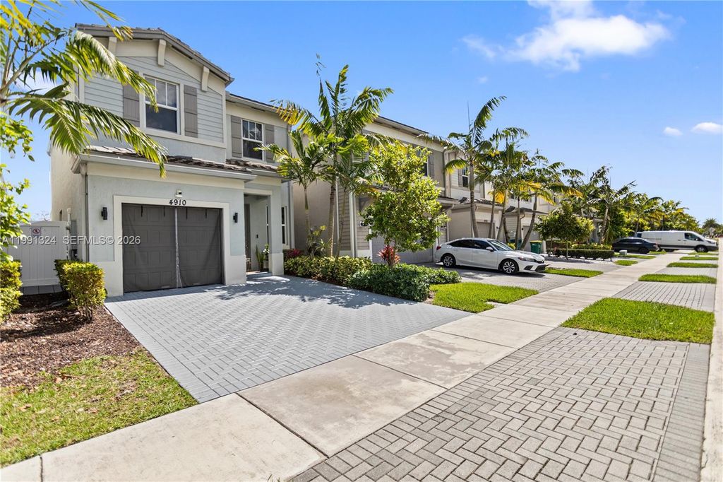 4910 NW 48th Ter, Tamarac, FL 33319