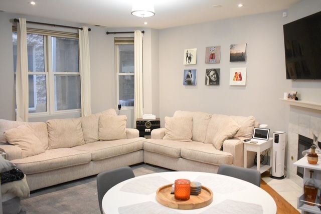 2851 N Southport Avenue A, Chicago, IL 60657