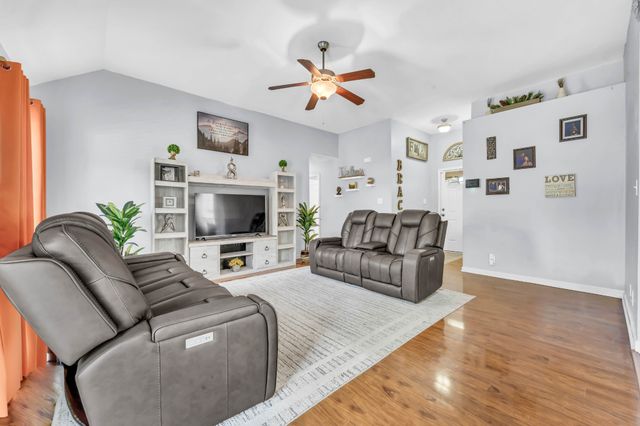 1338 Loren Cir, Clarksville, TN 37042