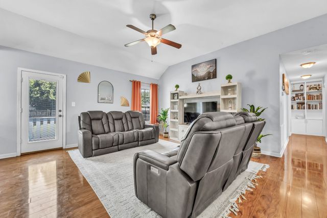 1338 Loren Cir, Clarksville, TN 37042