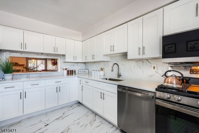 25 Chelsea Way, Bridgewater Twp., NJ 08807