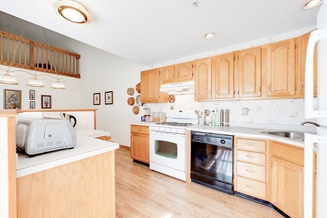 25 Castle Hill Rd E, Agawam, MA 01001