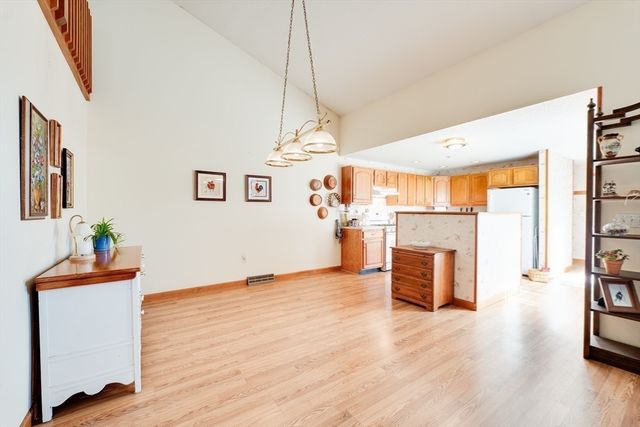 25 Castle Hill Rd E, Agawam, MA 01001